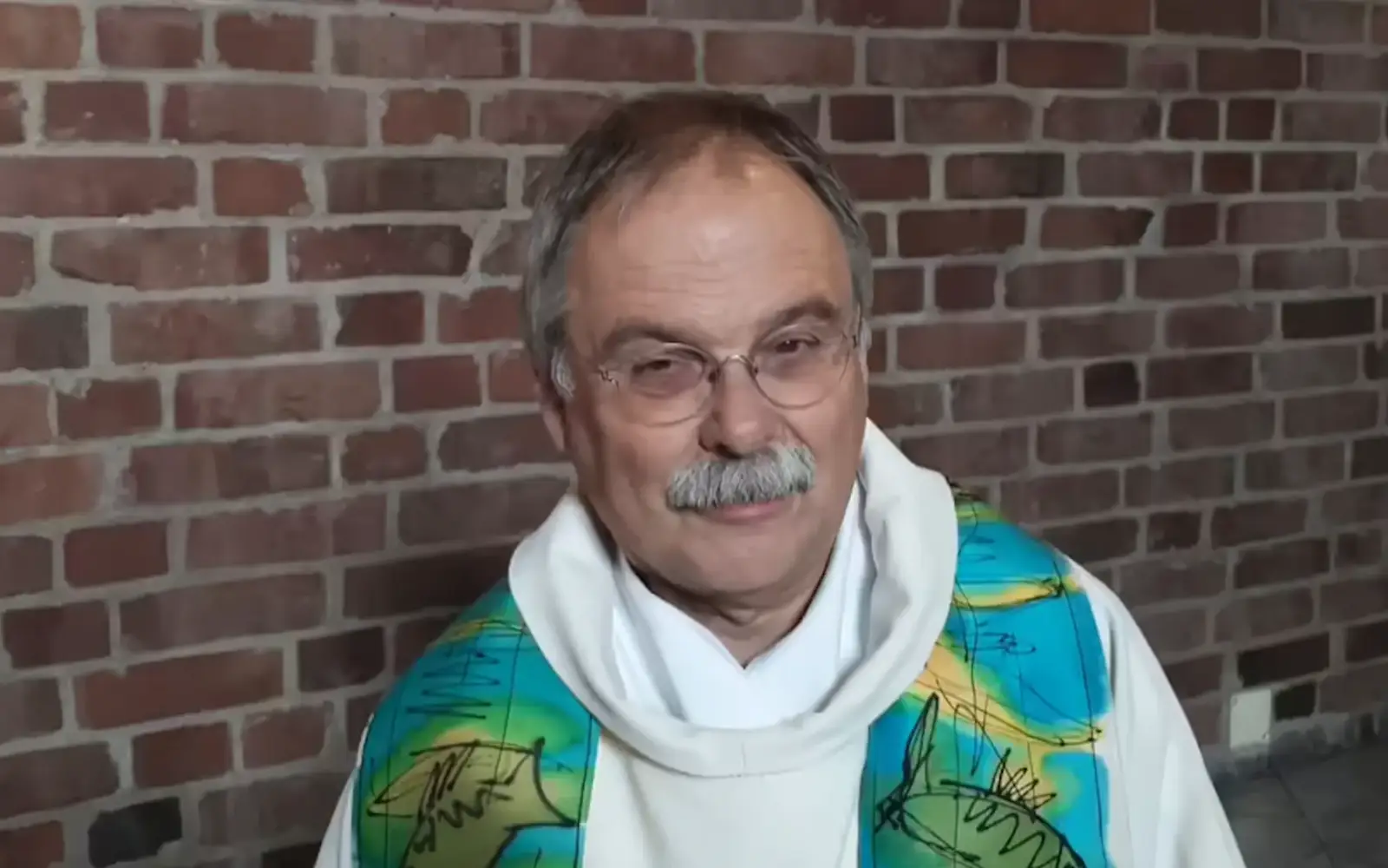 Pfarrer Jan Opiela motiviert zur aktiven Gestaltung der Messfeier – ein Seelsorger, der Menschen bewegt. Foto: dr