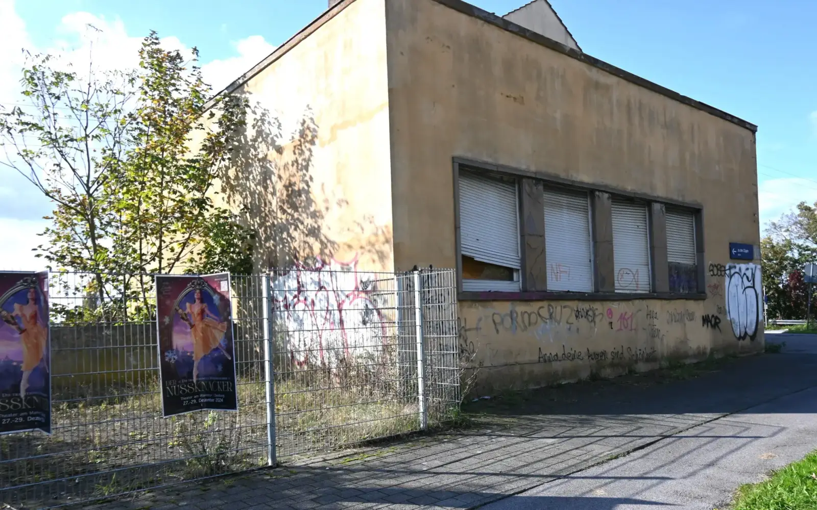 Der ehemalige Bahnhof Wedau ist mittlerweile ein Lost Place. Wenn er abgerissen ist, soll hier ein neues Feuerwehr-Gerätehaus mit Rettungswache gebaut werden. Foto: sam