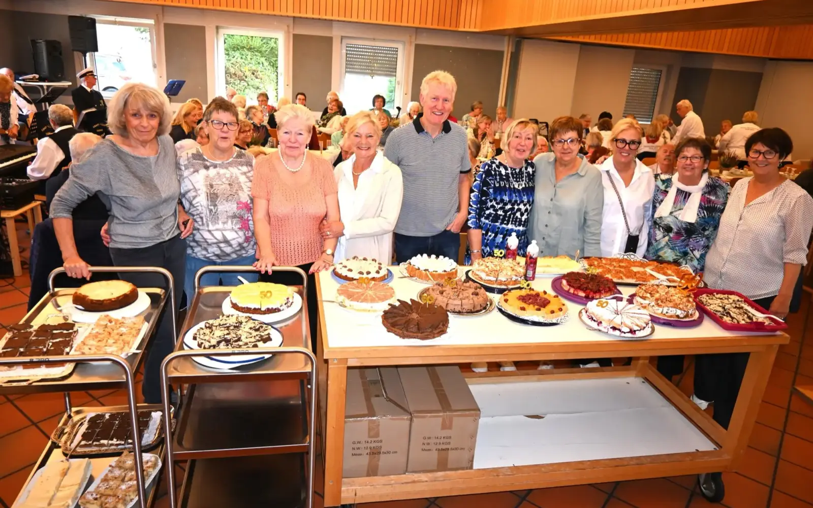 Das Helferteam um Christel Koths (2. von rechts) ist stets engagiert dabei. Doch welchen Kuchen sollte man probieren? Die Auswahl war bei diesem Kuchenbuffet wirklich reichlich. Foto: sam
