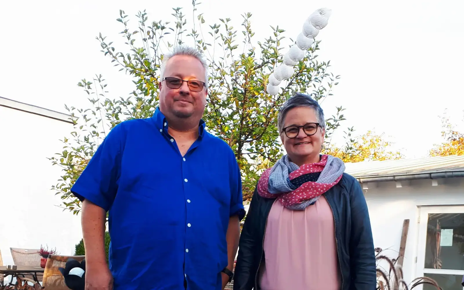 Die Leiterin des Hospizes, Katja Arens, freute sich über die Spende bei der feierlichen Übergabe durch Bandmitglied Andreas Rabeneck. Foto: privat