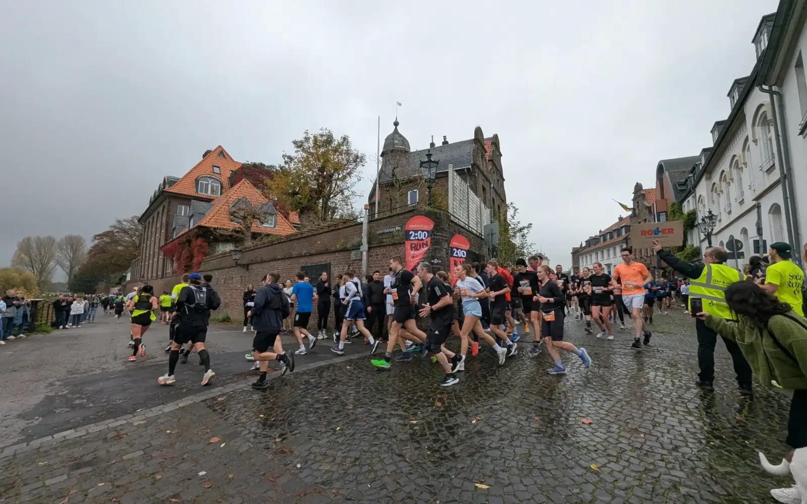 Läuferinnen und Läufer des Rhein City Run durchqueren das historische Kaiserswerth auf ihrem Weg von Düsseldorf nach Duisburg. Foto: ah