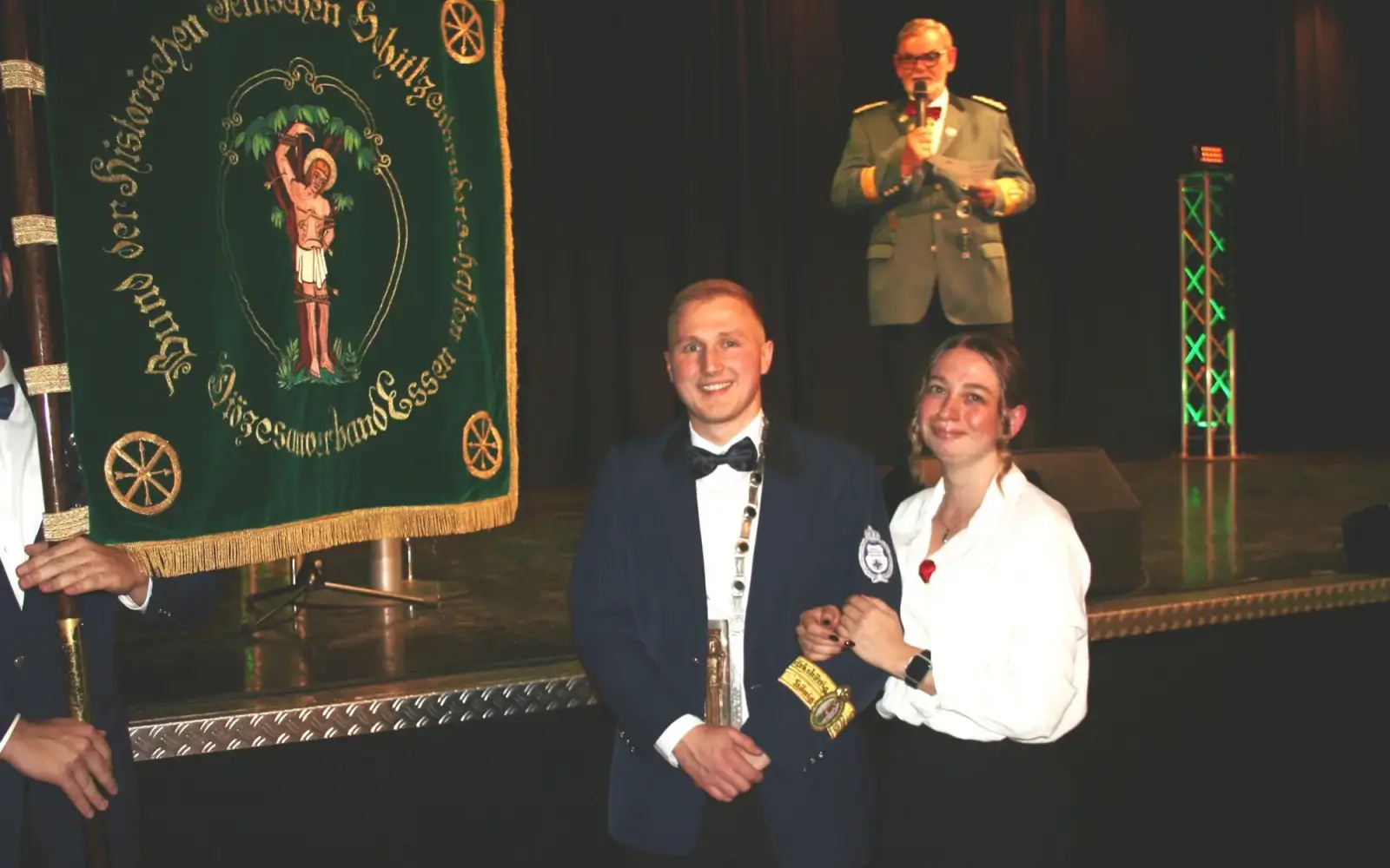 Der neue Diözesankönig, Lukas Lindner (mit seiner Königin Pia Reichwein), übernimmt die Standarte der Diözese Essen für ein Jahr. Foto: privat