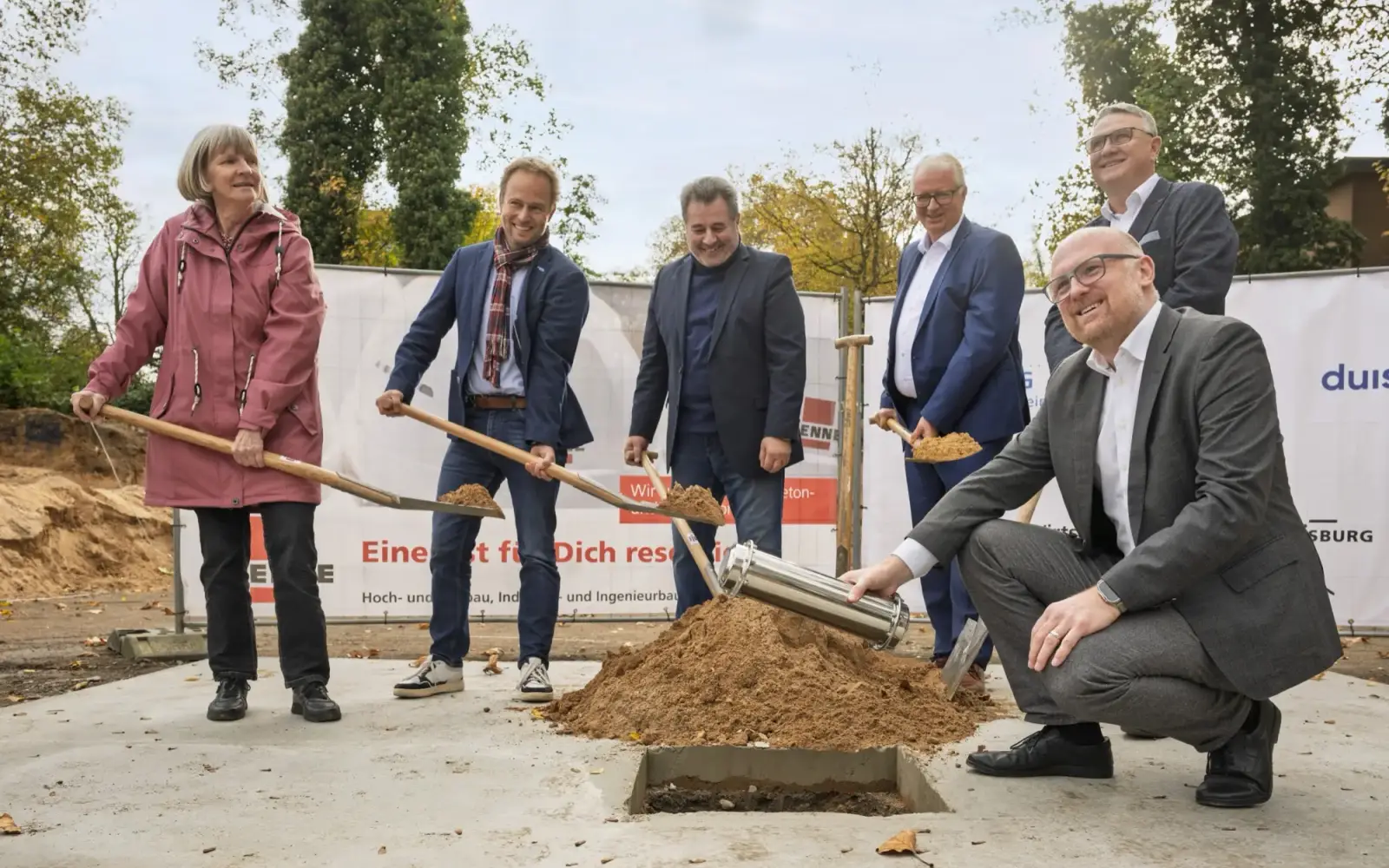 Bezirksbürgermeisterin Elvira Ulitzka, Stadtdirektor Martin Murrack, Bruno Sagurna, Thomas Patermann (Sprecher des Vorstands WBD), dig-Geschäftsführer Matthias Palapys und Oberbürgermeister Sören Link (von links) bei der Grundsteinlegung an der Merca