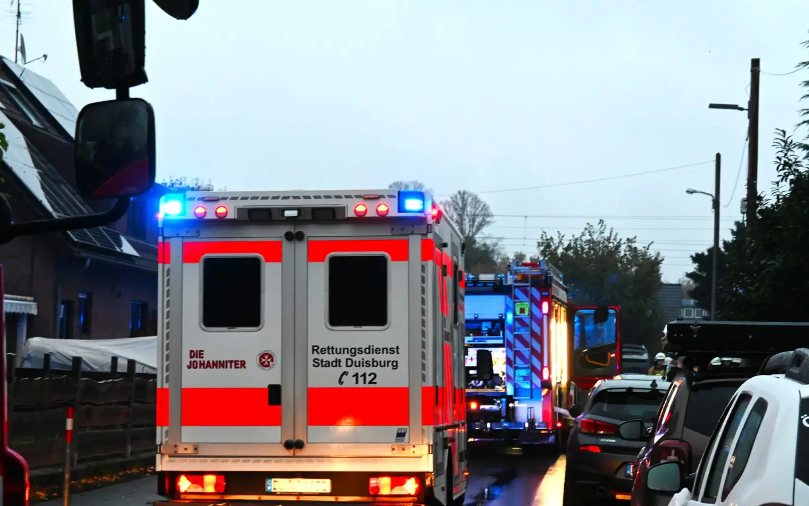 Viele Einsatzfahrzeuge standen in der Straße Zur Kaffeehött, um schnellstmöglich den Brand zu löschen. Foto: sam