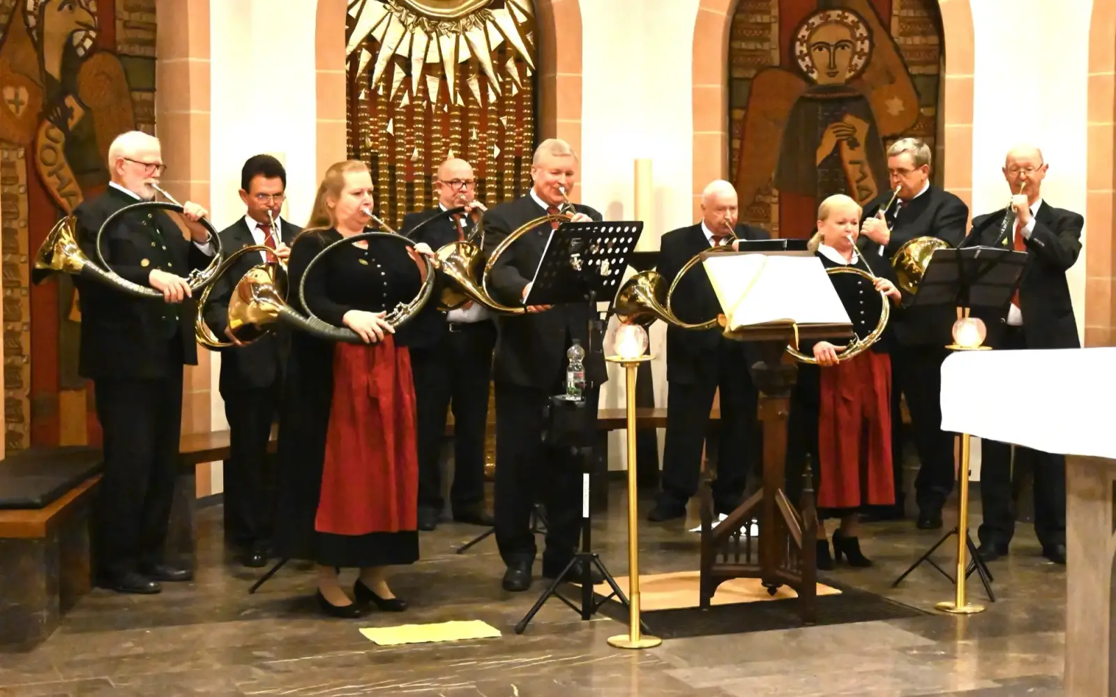 Im Altarraum spielte „Horrido“ die Grand Messe de St. Hubert für Parforcehörner in „Es“. Foto: sam