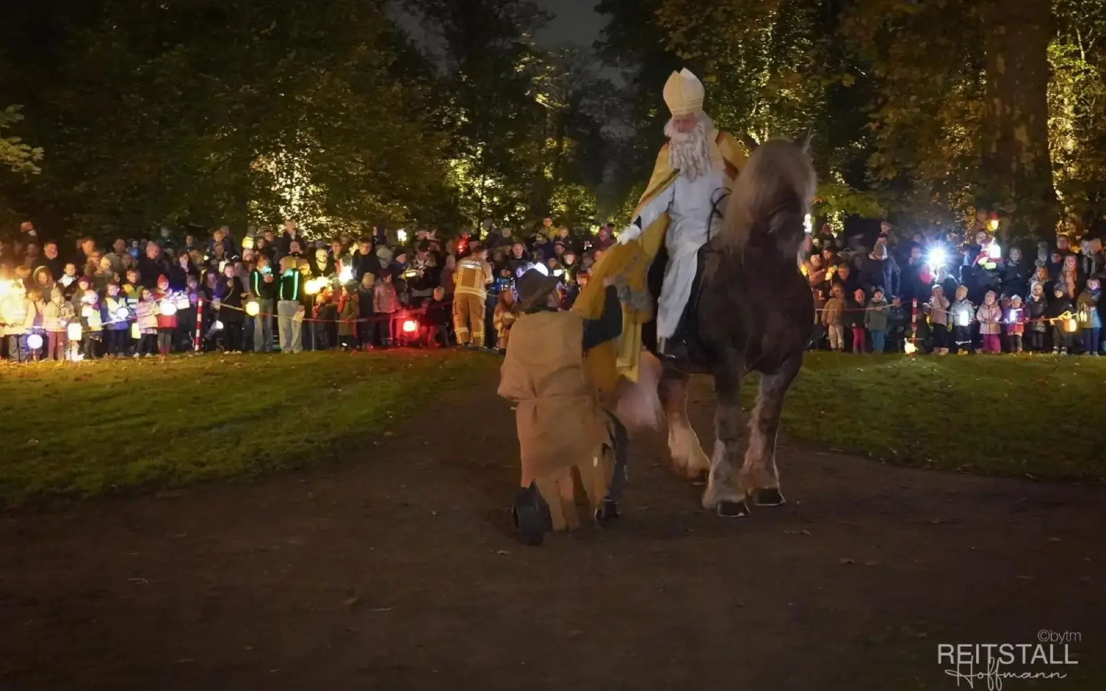 Mantelteilung im erleuchteten Schlosspark. Foto: Reitstall Hoffmann