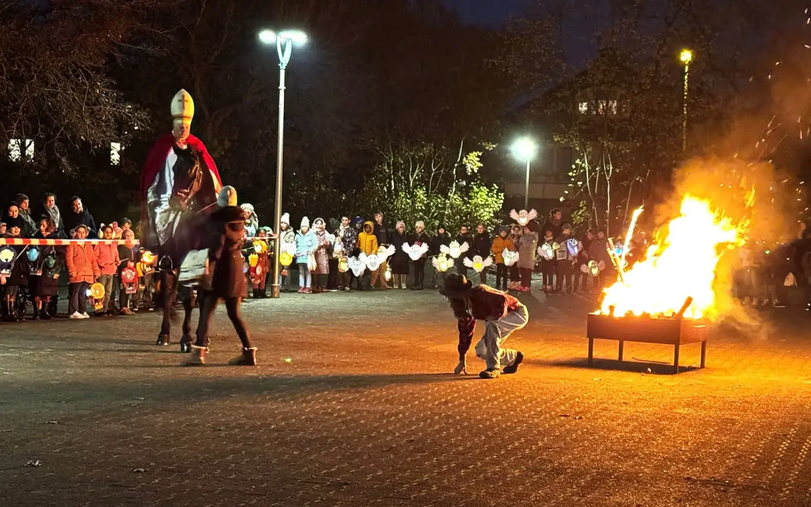 Gebannt verfolgten die Mädchen und Jungen die Geschichte zu St. Martin am Feuer. Foto: privat