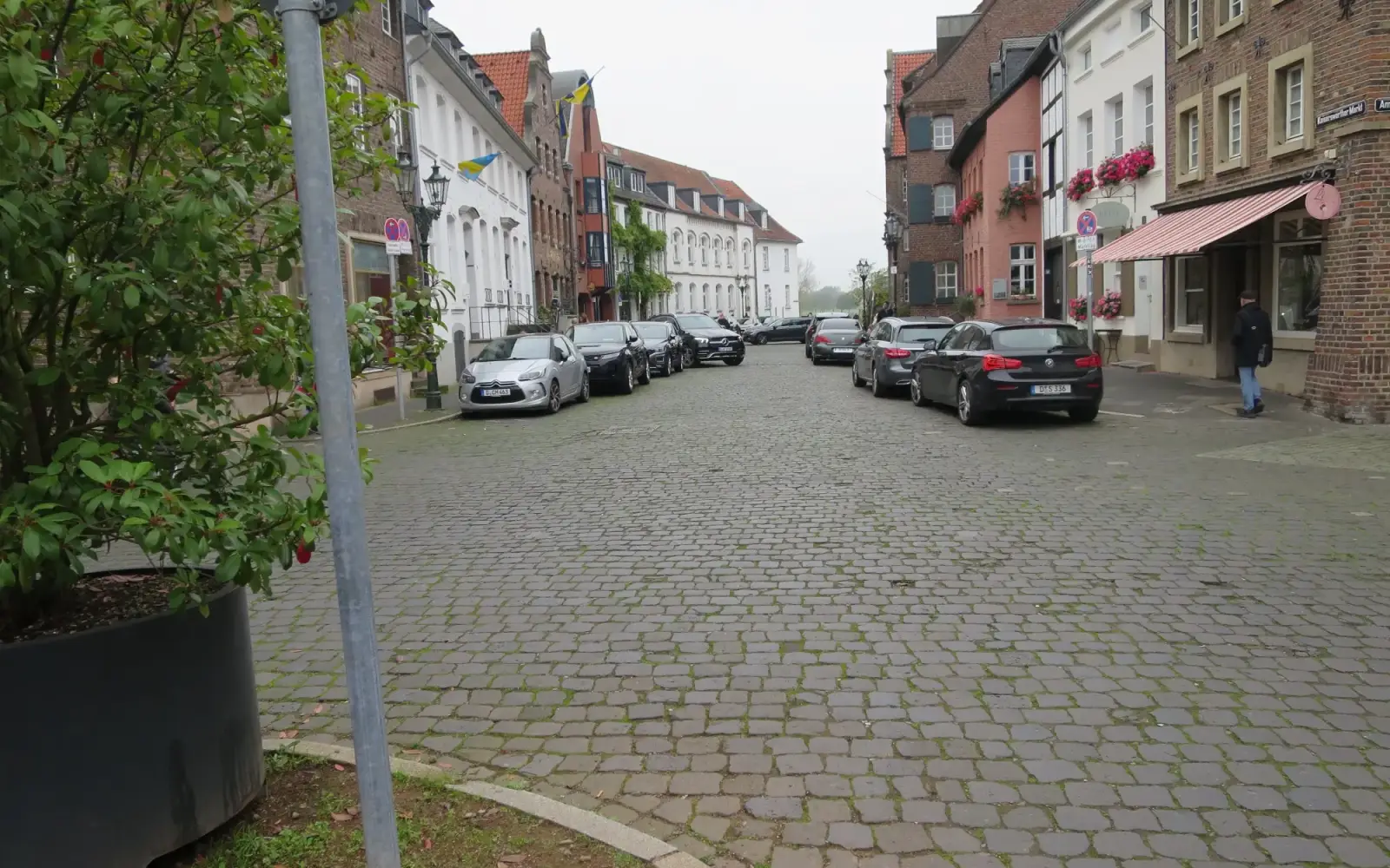 Ein Blick auf das Basaltpflaster auf dem ältesten Teil des Kaiserswerther Marktes, früher „Goldene Meile“ genannt. Hier wurden schon im frühen Mittelalter Waren umgeschlagen, d. h. Märkte abgehalten. Foto: hs