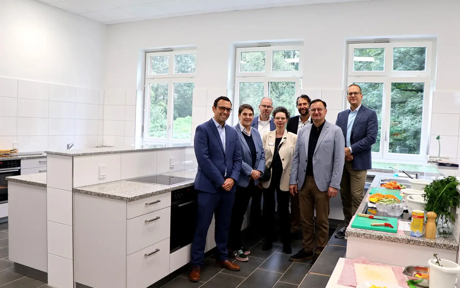Überzeugten sich von den Kochkünsten der kleinen und großen Köche: (vorne, von links) Sebastian Gunst (Vorstand Kaiserswerther Diakonie), Astrid Hofmeister (Schulleitung Berufskolleg), Christine Taylor (Geschäftsführerin der Förderstiftung), Karl Kri