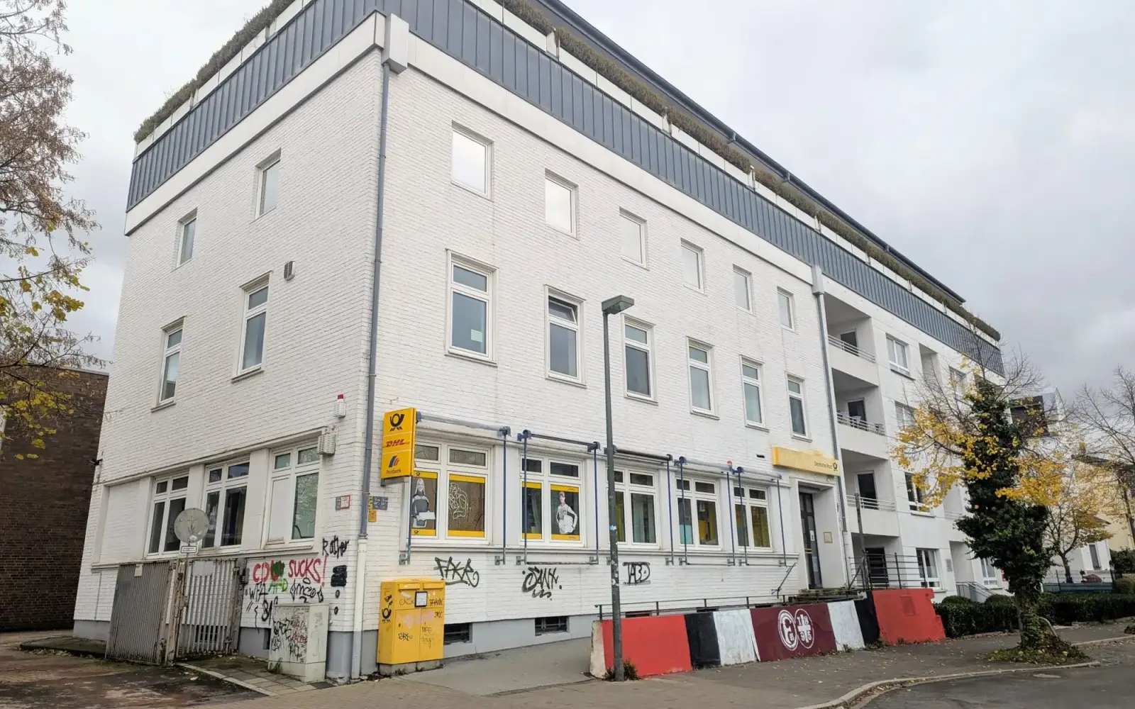 Die Postfiliale an der St.-Göres-Straße in Kaiserswerth schließt zum Jahresende, das erste Obergeschoss ist bereits geräumt. Foto: ah