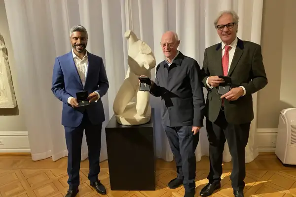 Flughafen Düsseldorf erhält „Nadel der Medici“ für Art Walk