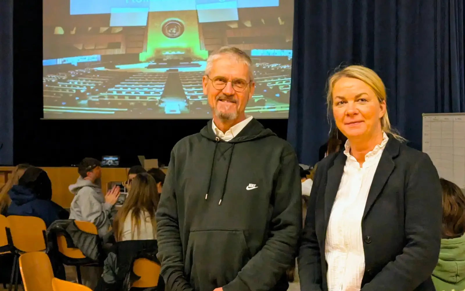 Moderator Stefan Simonis (die Multivision e.V.) und Annette Reusch (Sparda-Bank West) bei der Klimakonferenz-Simulation am Theodor-Fliedner-Gymnasium. Foto: ah