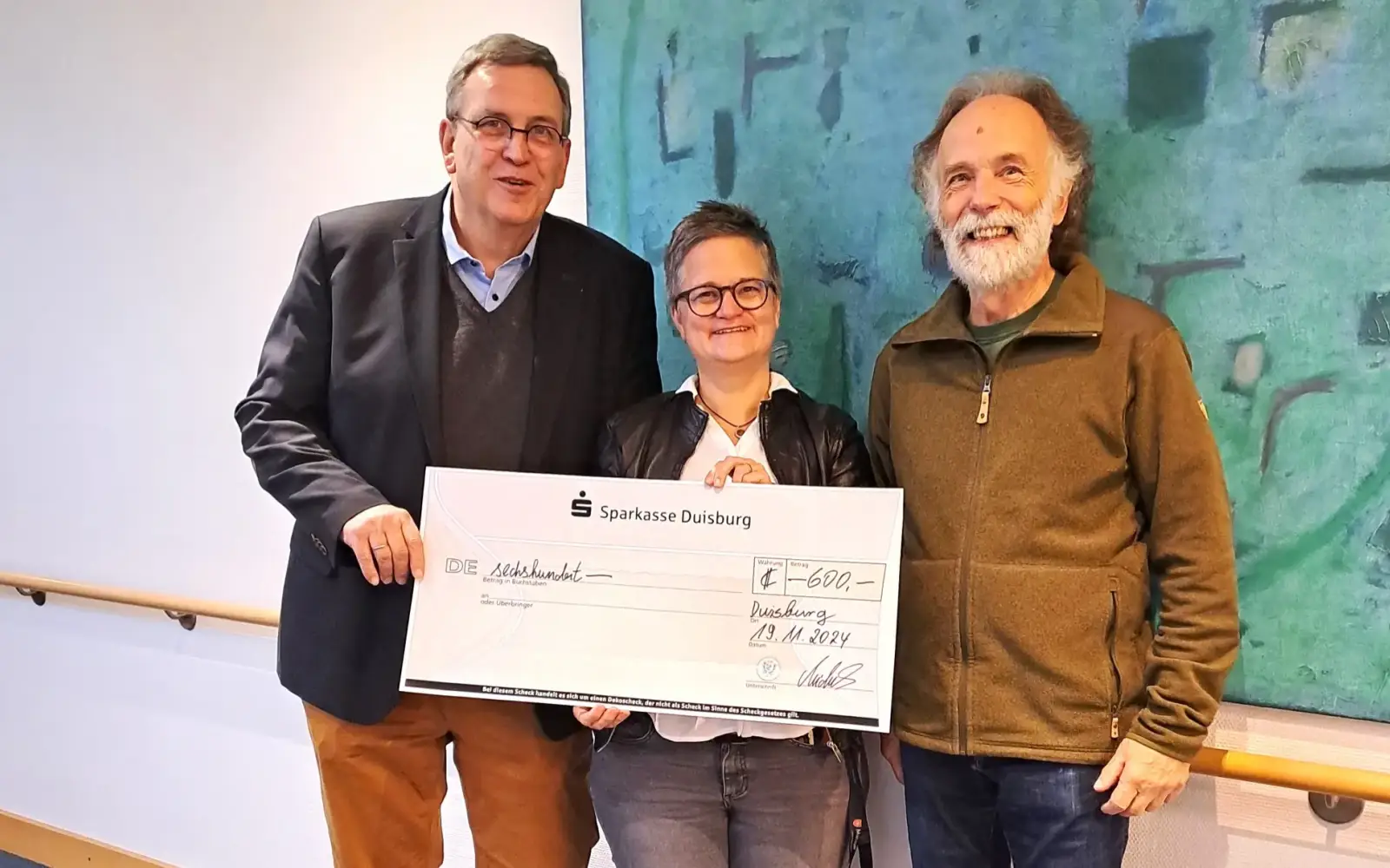 Der Vorsitzende der Kreisjägerschaft Duisburg, Winfried Michels (rechts), und Martin Blank, als Vertreter der Bläsergruppe „Horrido“, übergaben Katja Arens, der neuen Leiterin des Hospizzentrums in Huckingen, einen Scheck über 600 Euro. Foto: privat