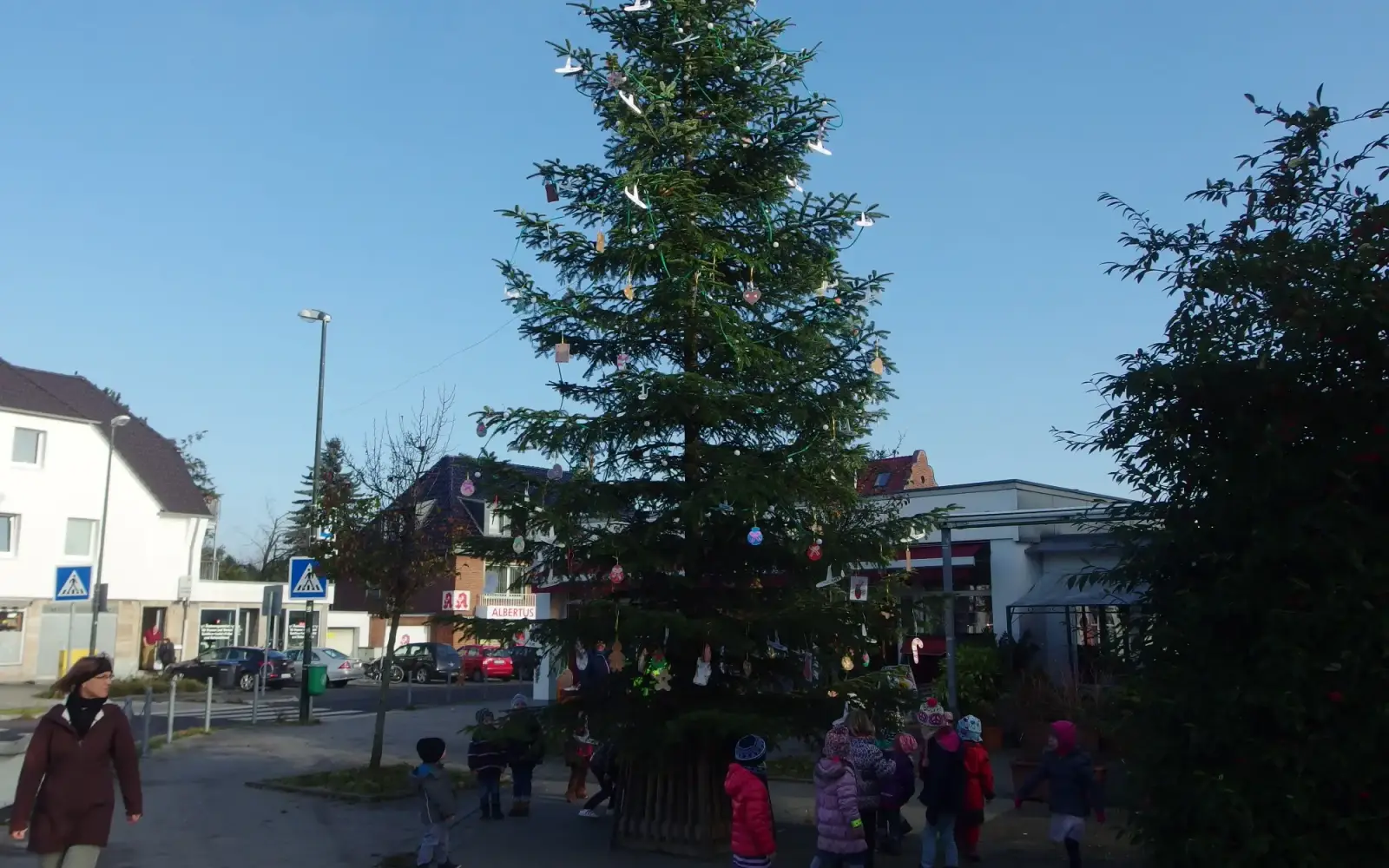 Der Lohauser Weihnachtsbaum am Verkehrskreisel. Archivfoto: hs