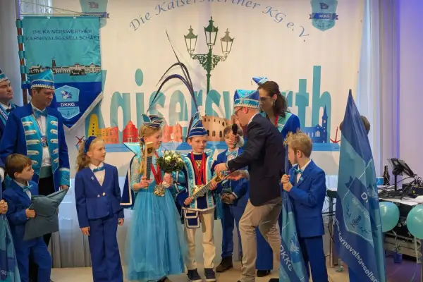 Kinderprinzenpaar der Kaiserswerther Karnevalsgesellschaft startet in die neue Session