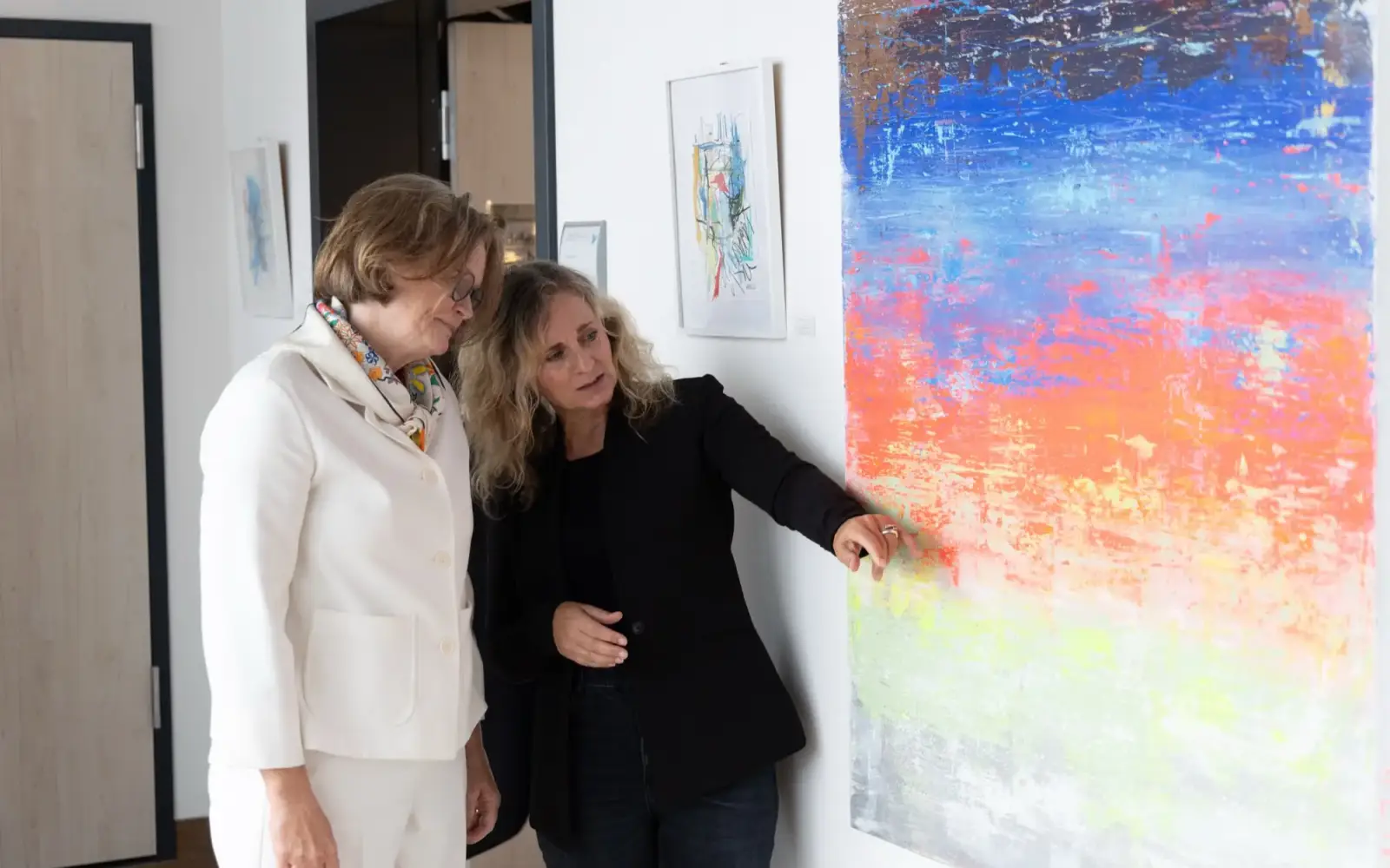 Die Künstlerin Annette Sandt (rechts) zeigte Bürgermeisterin Klaudia Zepuntke (links) ihre Kunstwerke im Friederike Fliedner Hospiz Kaiserswerth. Foto: Kaiserswerther Diakonie/Frank Elschner