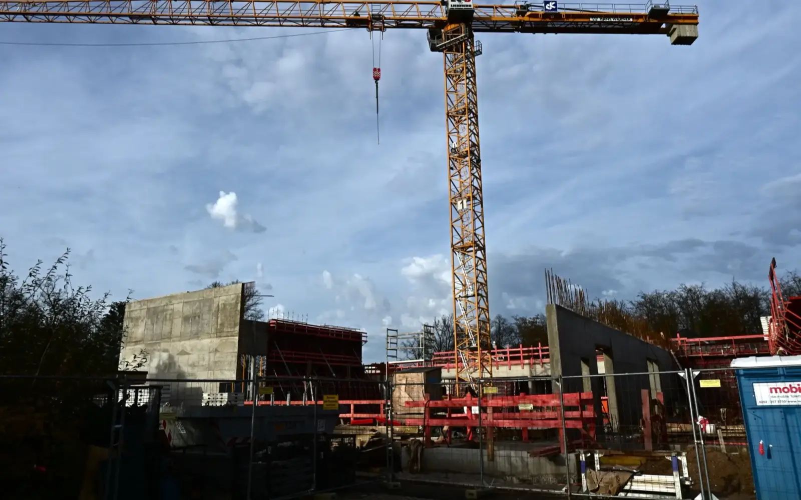 Auch vom Parkplatz der Gesamtschule Süd aus sind einige Strukturen des neuen Hallenbads schon gut erkennbar. Foto: sam