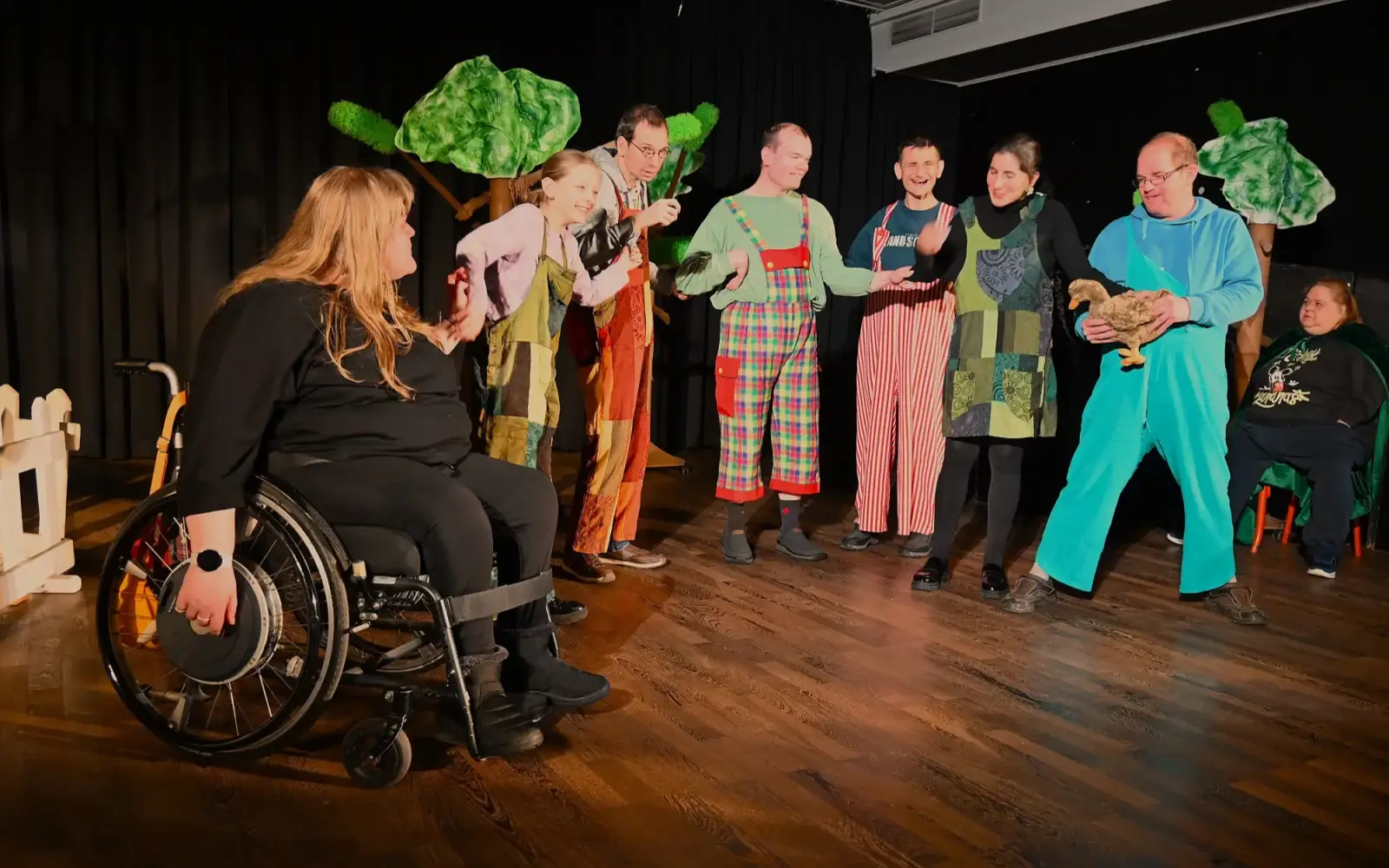 Mit Spiel-, Improvisations- und Tanzfreude beeindruckten die KiT-Teilnehmenden bei der Eigenproduktion „Das Wunder der goldenen Gans“. Foto: sam