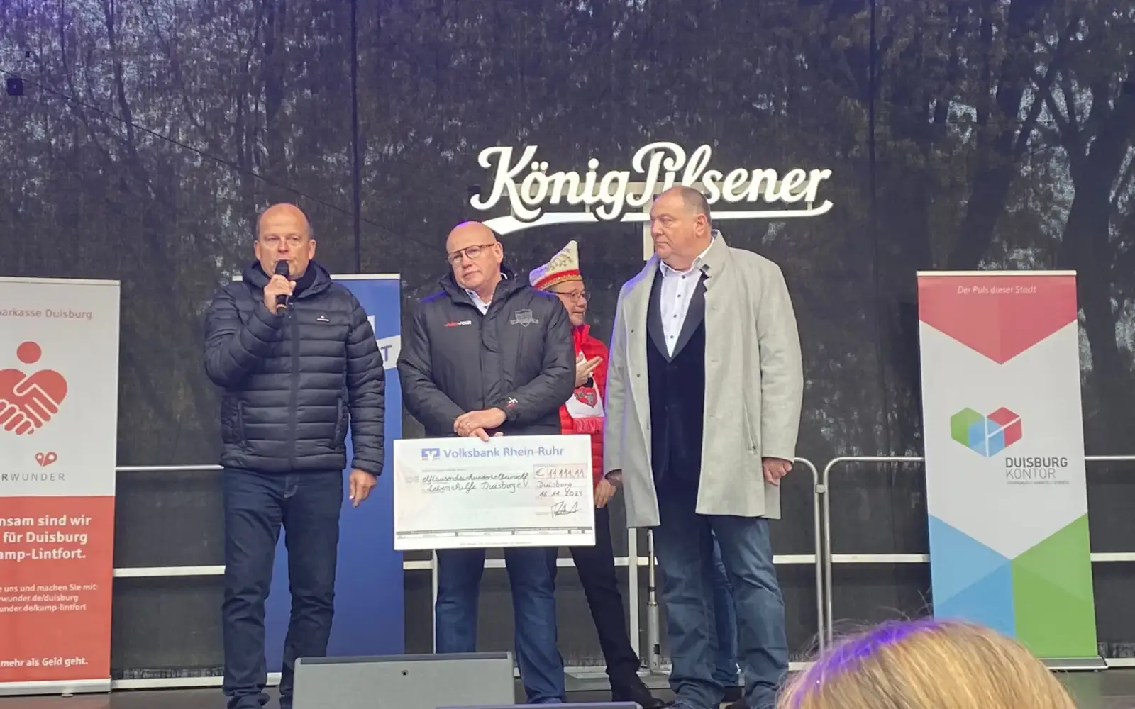 Übergabe des symbolischen Spendenschecks in Höhe von 11.111 Euro durch den Gentlemen’s Club Duisburg an die Stiftung Lebenshilfe Duisburg. Foto: privat