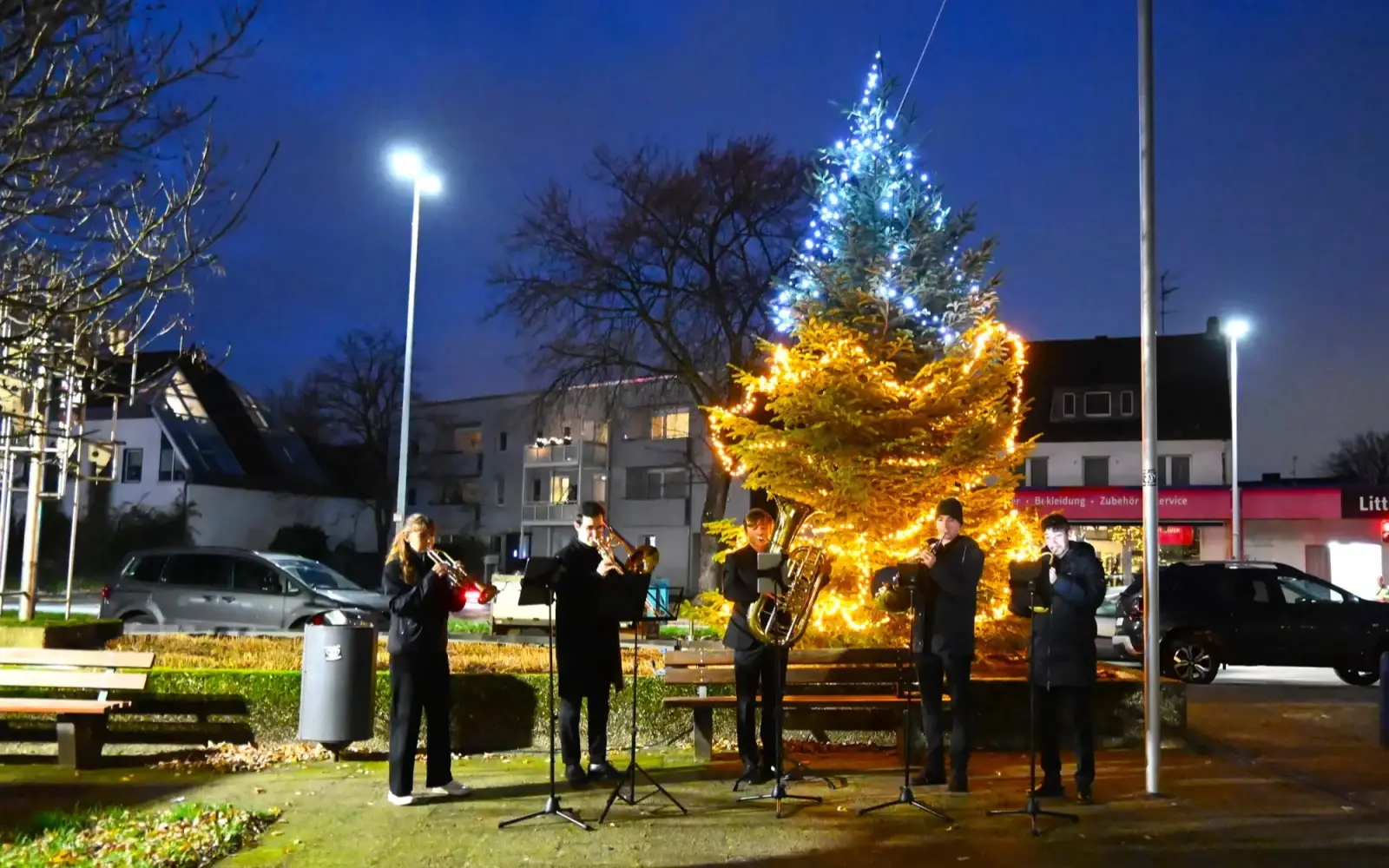 Das Bläserensemble „Bochum Brass“ erfreute die Besucher auf dem Vorplatz des Bezirksamtes im Duisburger Süden. Foto: sam
