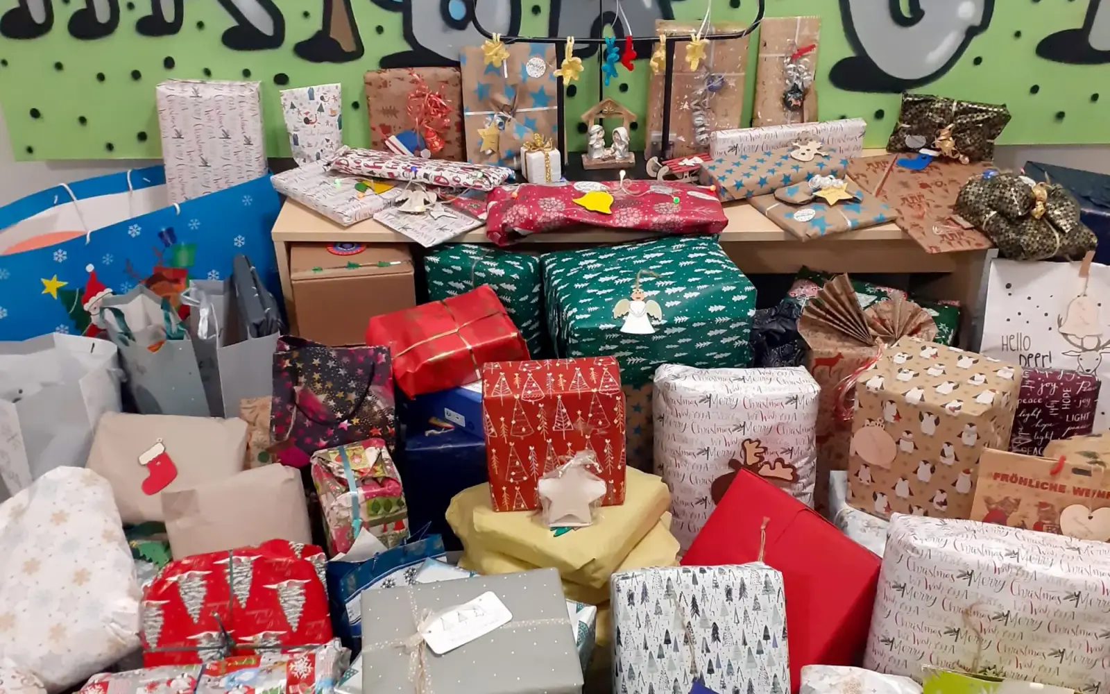80 weihnachtlich verpackte Pakete wurden bei der Wunschbaumaktion 2023 für das Kinderdorf Duisburg gesammelt. Foto: trinitatis-duisburg.de