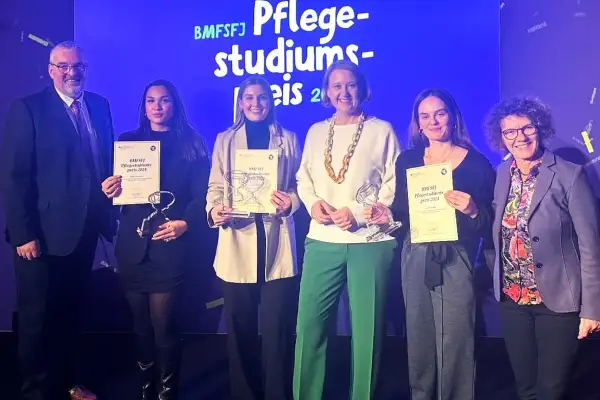 Drei Düsseldorfer Absolventinnen mit Pflegestudiumspreis 2024 ausgezeichnet