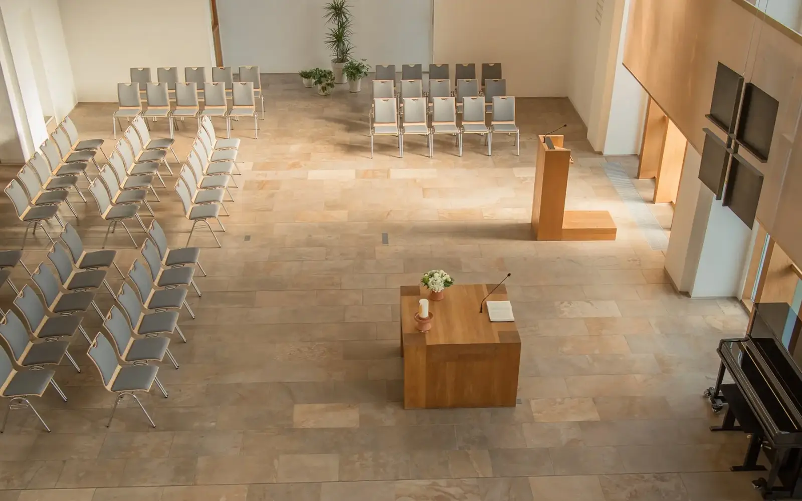 Die Wedauer Kirche in Duisburg beeindruckt mit ihrer besonderen Architektur und stimmungsvollen Atmosphäre. Foto: Dirk Sawatzki