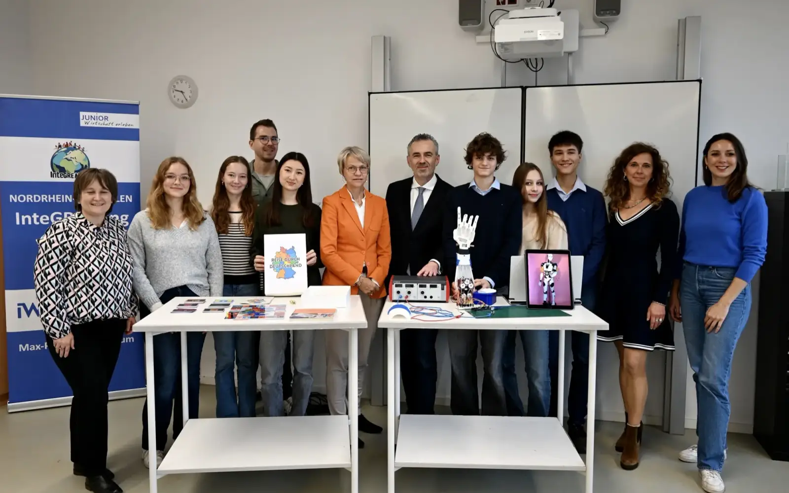 (von links) Schulleiterin Corinna Lowin, Lehrer Marc Götze, Ministerin Dorothee Feller, Thomas Jarzombek MdB, Dr. Kerstin Vorberg, Lisa Scheddin sowie Schülerinnen und Schüler. Foto: Team Jarzombek