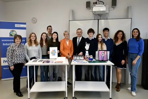 Ministerin Feller und Thomas Jarzombek besuchen Schülerfirmen im Max-Planck-Gymnasium