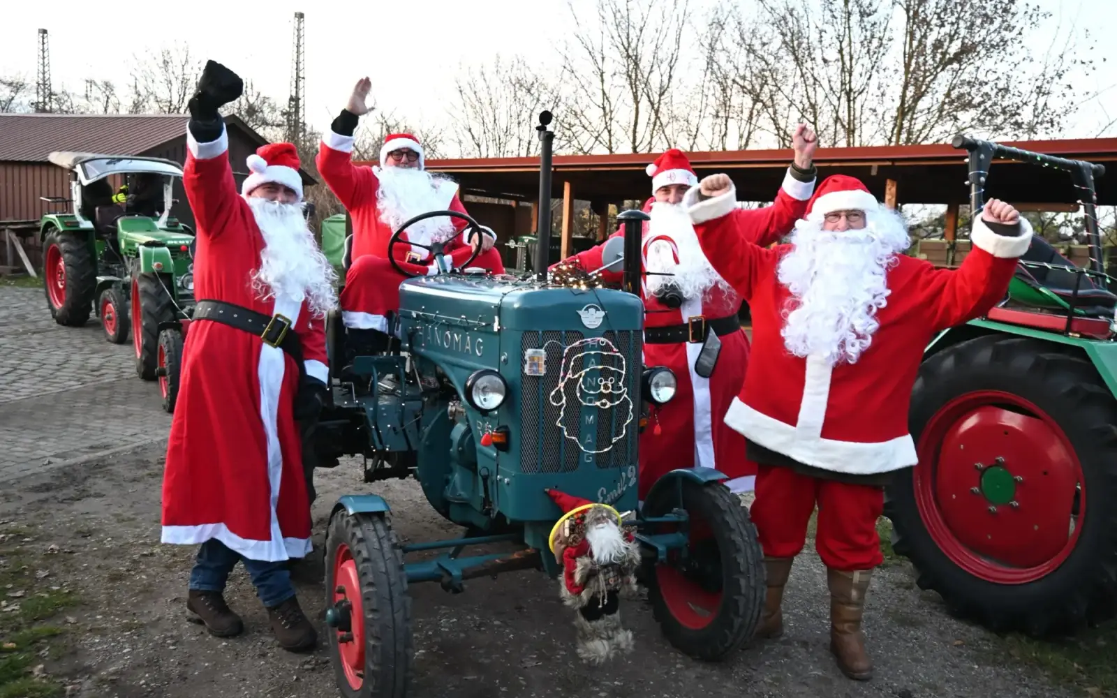 Positive Stimmung in der Vorweihnachtszeit verbreiten möchten diese und weitere Weihnachtsmänner auf ihren Oldtimer-Traktoren. Sie hoffen auf zahlreiche Zuschauende. Foto: sam