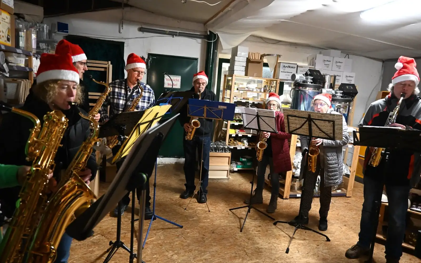 Das Saxophon-Ensemble erfreute die Gäste bei „Bienen Lindner“ an diesem außergewöhnlichen Ort mit seiner Musik. Foto: sam