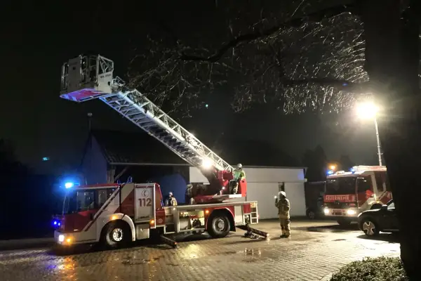 Adventsfenster mit Feuerwehr-Übung