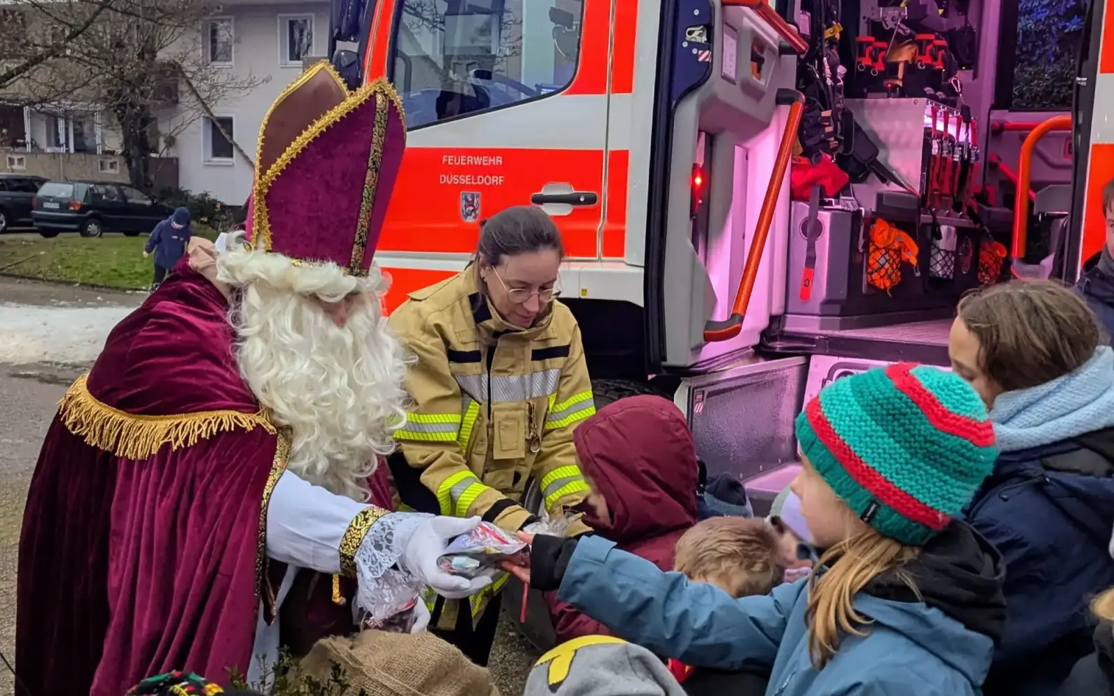 Der Weihnachtsmann kam mit einem Feuerwehrauto und verteilte Geschenke an die Kinder. Foto: ah