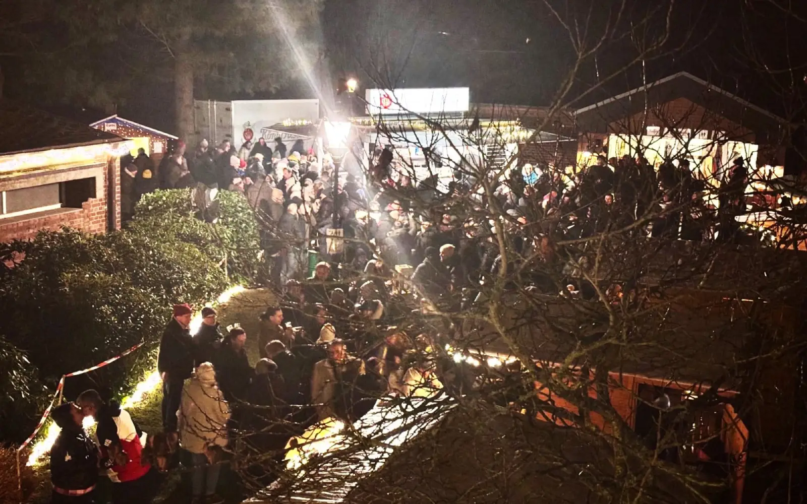 Viele Menschen drängten sich vor allem am Samstagabend rund um die Kirche St. Hubertus in Rahm. Foto: Koch