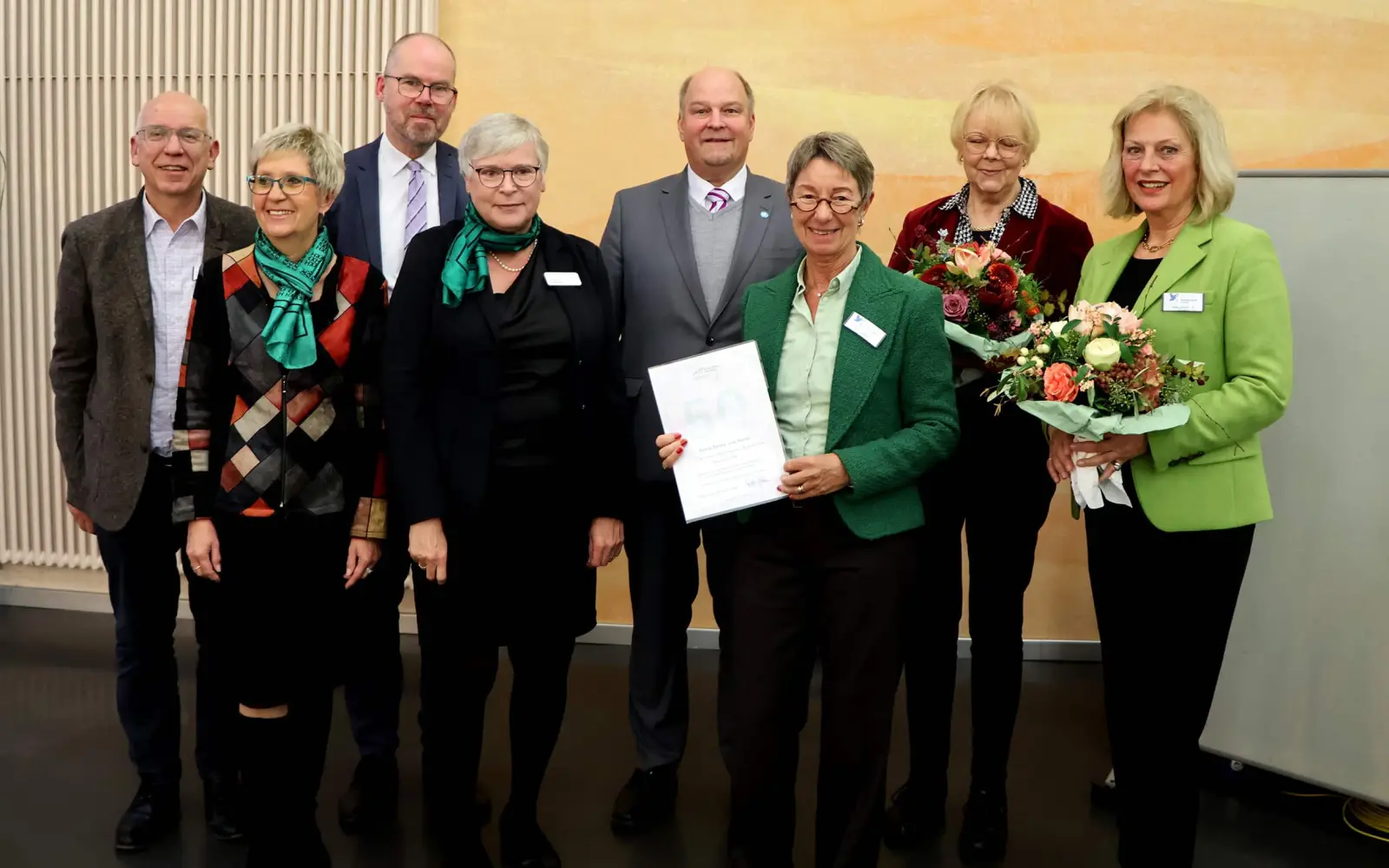 Feierten gemeinsam das 50-jährige Jubiläum der Grünen Damen am Florence-Nightingale-Krankenhaus. Foto: Kaiserswerther Diakonie / Annette Debusmann