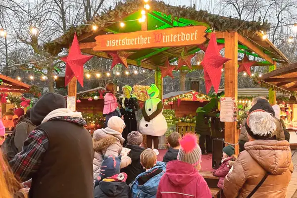 Preisverleihung des diesjährigen Sternenspiels im Winterdorf auf dem Klemensplatz