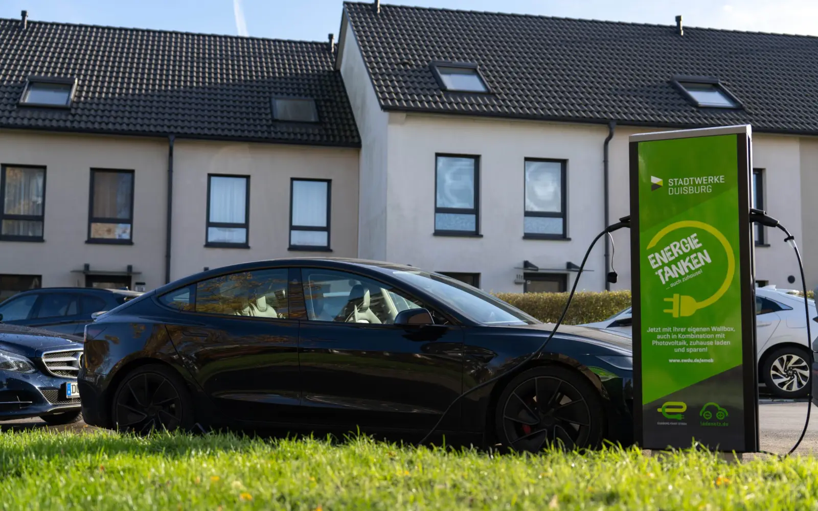 An der Straße „Im Bonnefeld“ können Elektroautos ab sofort an einer neuen Ladesäule der Stadtwerke Duisburg geladen werden. Foto: Stadtwerke Duisburg