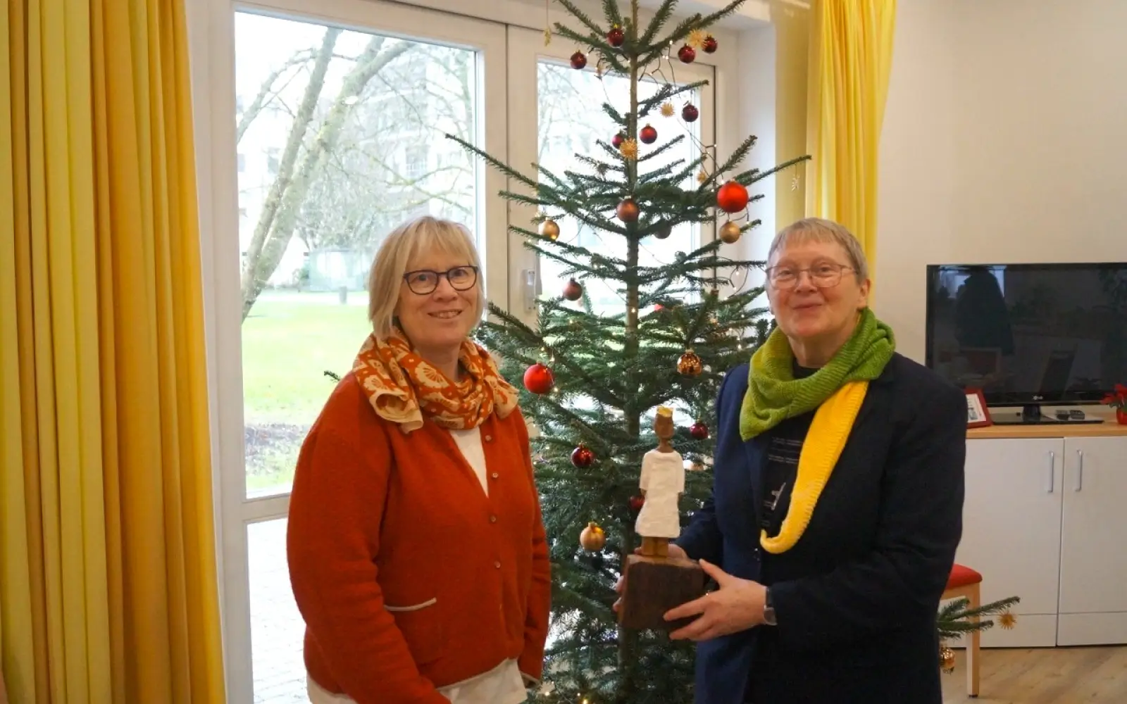 Schwester Bernadett Maria (rechts) und Annette Helling erzählen, wie das haupt- und ehrenamtliche Hospiz-Team die Weihnachtszeit für die Patientinnen und Patienten in Huckingen gestaltet. Foto: Daniel Boss