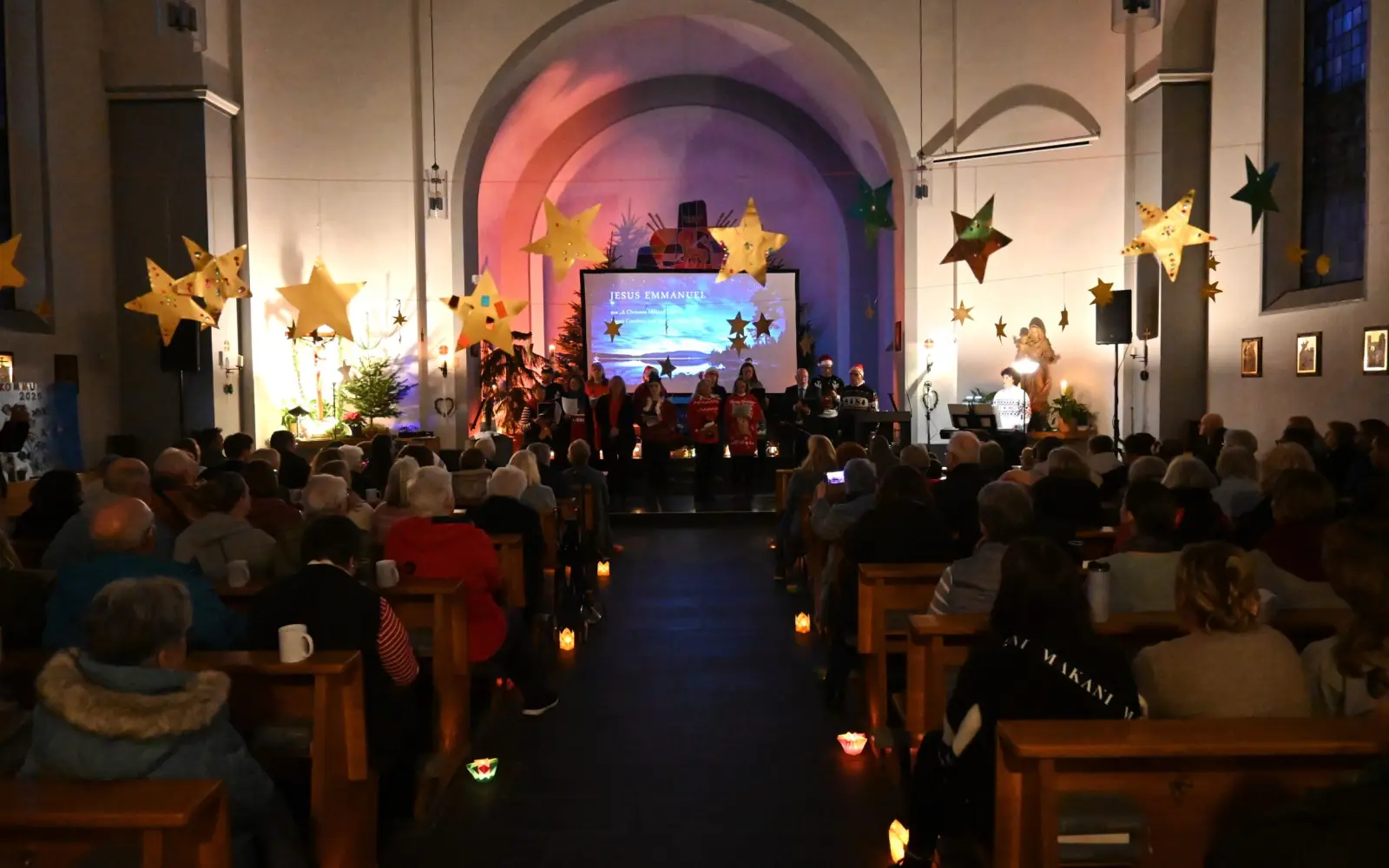 Mitglieder des Fördervereins hatten die Kirche Herz-Jesu wunderschön und stilvoll geschmückt. Foto: sam