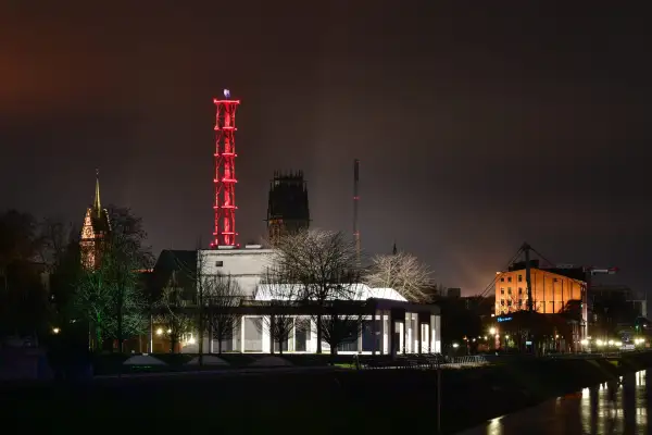 Der Stadtwerketurm erstrahlt als größte Weihnachtskerze Duisburgs