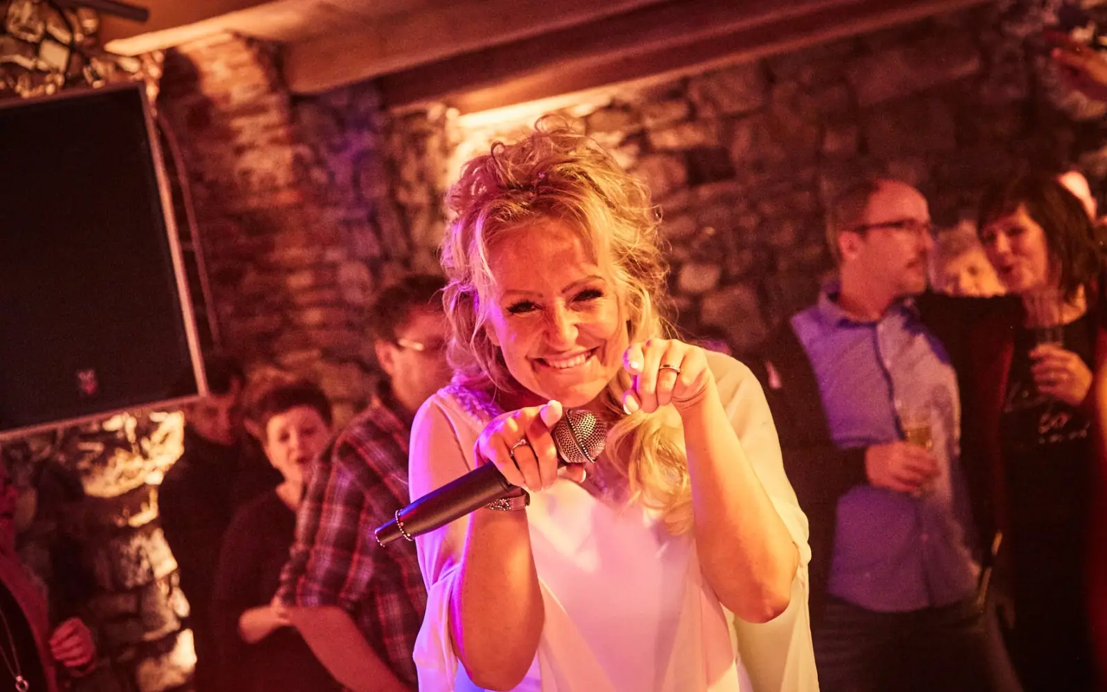 Sängerin Vivien Scarlett begeistert das Publikum mit ihrem energiegeladenen Auftritt während der Silvestergala in der Schlossallee 1. Foto: Schlossallee 1