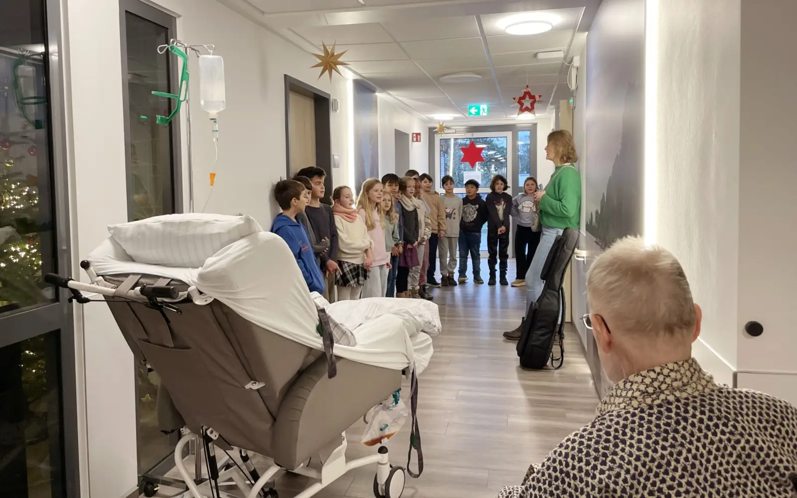 Die Schüler der 4c der Grundschule Kaiserswerth erfreuten Patienten der Palliativstation am Florence-Nightingale-Krankenhaus mit Weihnachtsliedern. Foto: Kaiserswerther Diakonie