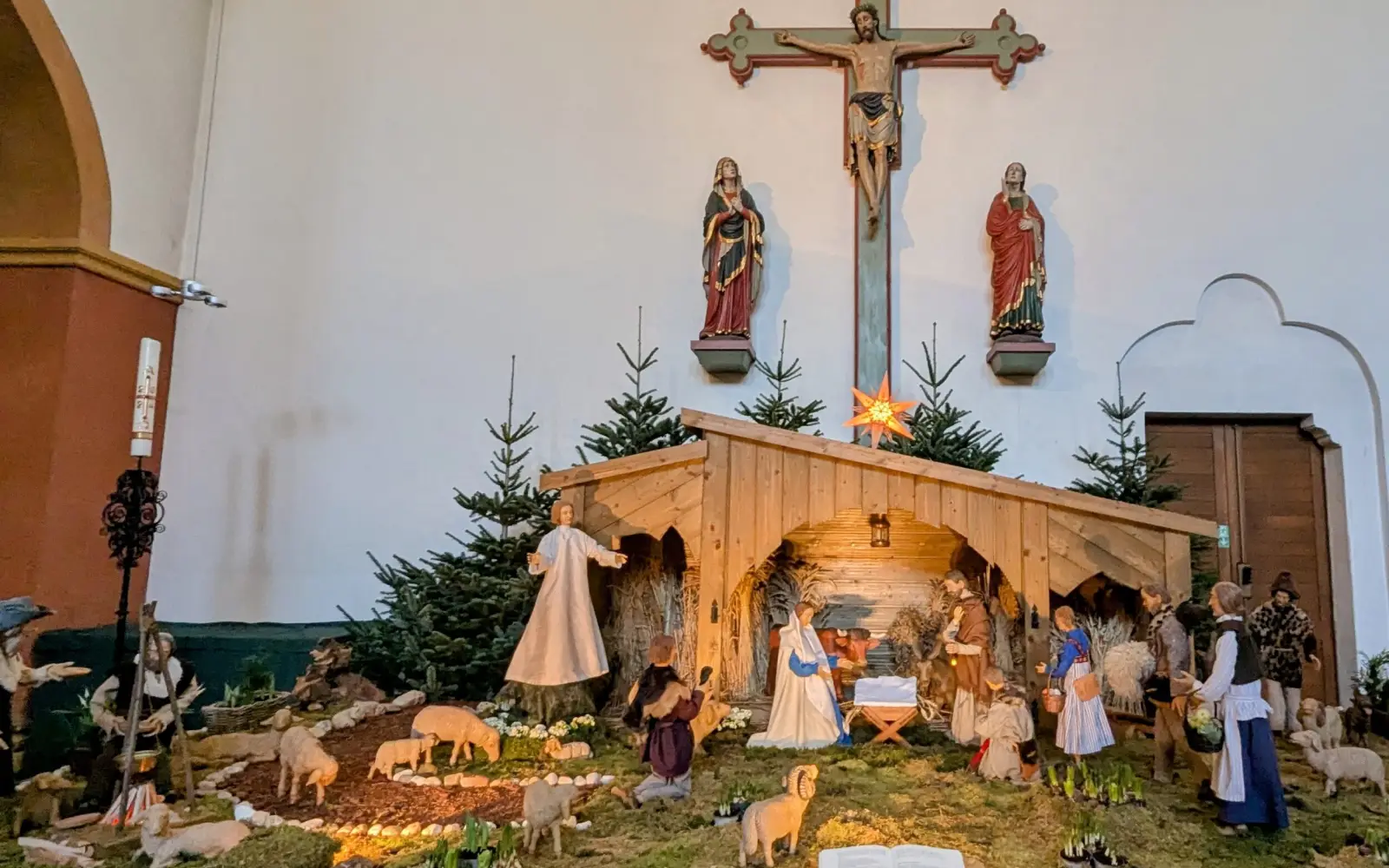 Die große Krippe in der St. Suitbertus-Basilika in Kaiserswerth. Foto: ah
