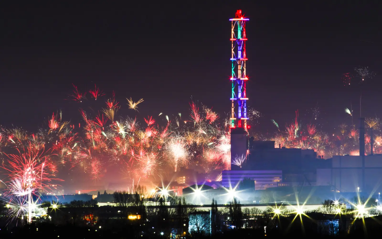 Der Stadtwerketurm in Duisburg leuchtet mit preisgekrönter LED-Technik und wird zum Jahreswechsel zum farbenfrohen Highlight. Foto: Siegfried Dammrath / DVV