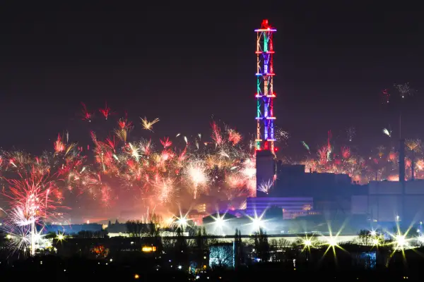 Stadtwerketurm erstrahlt als Duisburgs größte „Silvesterrakete“