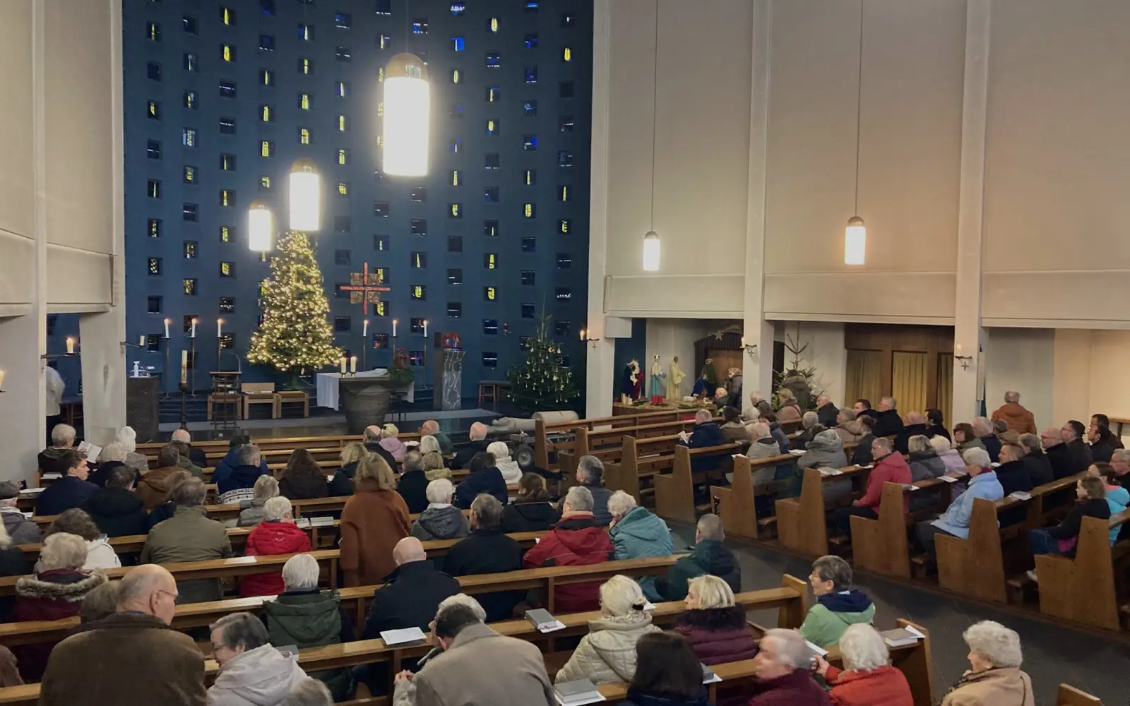 Am zweiten Weihnachtsfeiertag war die katholische Kirche St. Stephanus in Ungelsheim noch einmal hell erleuchtet – es war die letzte Messe an diesem Ort. Foto: privat