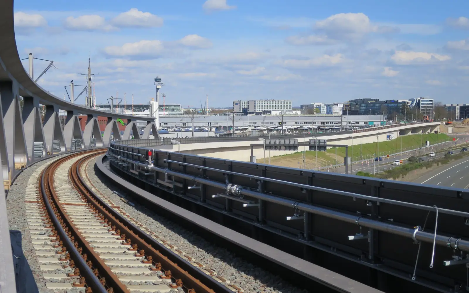 In eleganter Kurve wird in absehbarer Zeit die U 80, irgendwann zukünftig auch eine U 81, bei der Fahrt von und zum Flughafen den Nordstern überqueren. Foto: hs