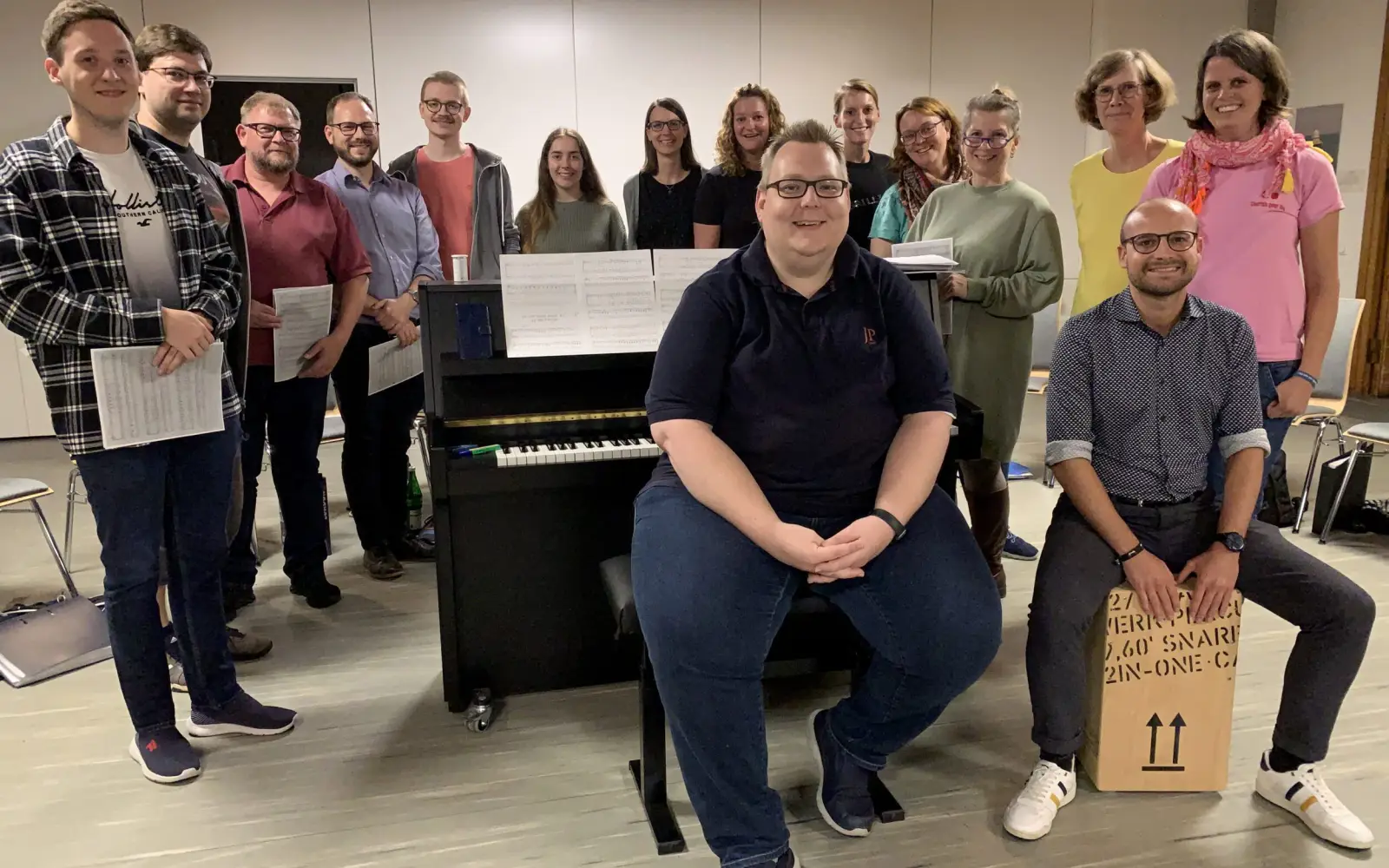 In der Bildmitte Kirchenmusiker und Popkantor Daniel Drückes mit der Gemeindeband der Evangelischen Kirchengemeinde Trinitatis. Foto: trinitatis-duisburg.de