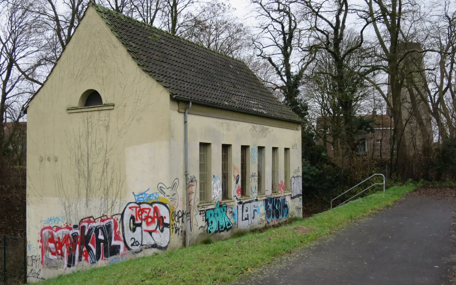Das ehemalige Pumpenhaus auf dem Kaiserswerther Deich (Herbert-Eulenberg-Weg), im Hintergrund der Mühlenturm. Foto: hs