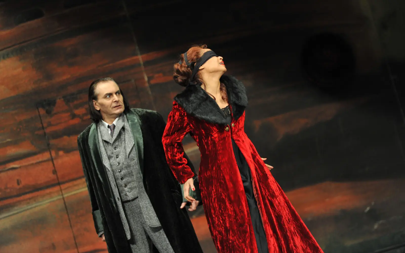 Boris Statsenko als Scarpia und Morenike Fadayomi als Tosca in Puccinis Oper „Tosca“ an der Deutschen Oper am Rhein. Foto: Hans Jörg Michel